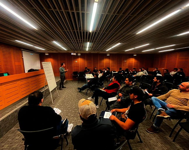 Charla de capacitación de personal de Grupo Confial, Puerto Montt, Chile